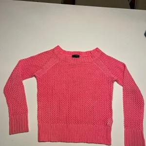 Rosa stickad tröja från KappAhl - Säljer en söt rosa stickad tröja från KappAhl. Tröjan har en rund halsringning och långa ärmar med ribbade muddar. 