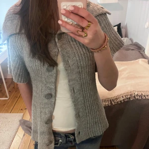 Grå stickad kofta med korta ärmar - Grå kofta, gammal model från hm i fint skick💕💕