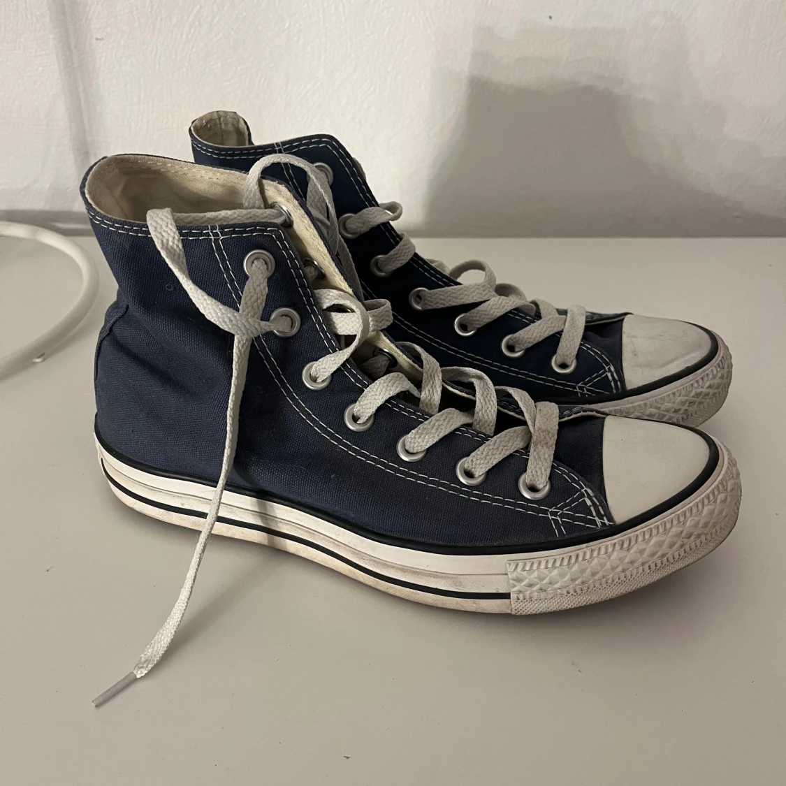 Blå sneakers med snörning