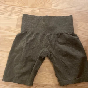 Nvgtn shorts - Shorts från Nvgtn. Fint skick men har lite noppror, se andra bilden💗