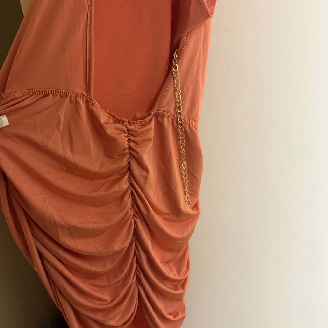Orange klänning med kedjedetalj - 90