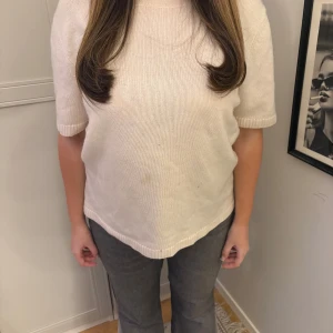 Vit/beige kashmirtröja från Soft Goat - Säljer en stilren vit/beige kashmirtröja från Soft Goat. Den är insydd då den blev för stor så den passar en storlek M.