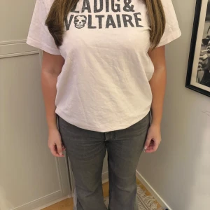 Ljus rosa t-shirt från Zadig & Voltaire - Ljus rosa t-shirt med tryck fram och text på baksidan från Zadig & Voltaire. Har tyvärr inte kommit till användning.