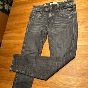 Replay jeans  - Snygga grå jeans från Replay i modellen Anbass. Jeansen är i storlek 30/30 bara höra av dig vid minsta lilla fråga eller fundering. Pris kan diskuteras vid snabb affär!