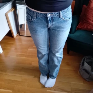Arrow Weekday jeans - Raka lågmidjade jeans från Weekday i modellen Arrow i storleken W30 L32. Börjat bli lite utnötta i grenen men annars väldigt bra skick🩷
