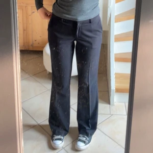 Svarta kostymbyxor från Nelly - Svarta kostymbyxor från Nelly med rak passform och low waist. Säljer pga att de ej kommer till användning. Använts ett fåtal gånger då jag köpte fel storlek.