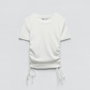 Zara topp - Säljer två toppar från Zara med knytning på sidan❣️Sparsamt använd, säljer då de inte är min stil längre. Strl M men passar S. Går bra att köpa båda för 200 kr. 100 kr st.