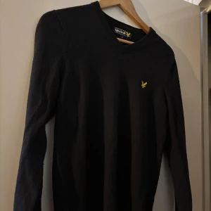 Lyle & Scott tröja - Svart V neck från Lyle & Scott i fint skick. Storlek Small.