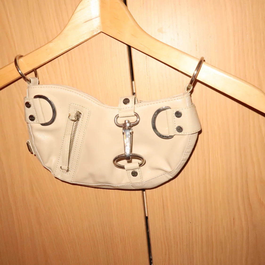 Beige axelväska med detaljer - 92