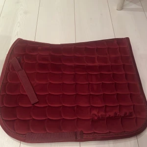 Vinrött farfield hoppschabrak  - Strl ponny använt fåtal gånger. Pris kan diskuteras 