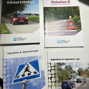 Körkortsböcker och vägmärken  - Samling av böcker för körkortsteori inklusive 'Körkortsboken', 'Riskettan B' och 'Vägmärken & vägmarkeringar'. Perfekt för den som studerar för körkort och vill ha en omfattande förståelse för trafikregler och säkerhet. Nypris på körkortsboken 469kr! Kan diskutera pris!