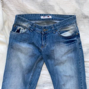Lågmidjade Jeans - Säljer dessa assnygga Jeans med låg midja, väldigt bra skick och lite långa på mig som är 168💓skriv för flera frågor. Midjemått: 77 cm  innerbensmått: 87 cm