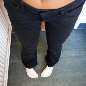 Svarta bootcut jeans - Snygga svarta byxor med bootcut och låg midja. Måttet tvärs över är 35 cm, tveka inte med att ställa frågor❤️❤️