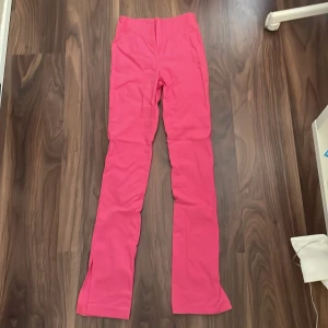 byxor från FB Sister - Säljer ett par rosa byxor från FB Sister i storlek XS. Byxorna har en hög midja och en bootcut-stil. Säljer dessa då dom är försmå för mig. 