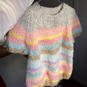 Flerfärgad stickad tröja - Säljer en mysig fin stickad tröja med korta ärmar i flera färger: grå, rosa, gul, blå och beige. Super mjuk och gosig! Nästan oanvänd! Nypris ca: 1500kr 🌸🌺🌼
