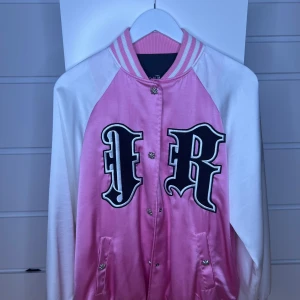 John Richmond College Tröja - Size 38, Sitter som S/M Cond 9/10 som ny