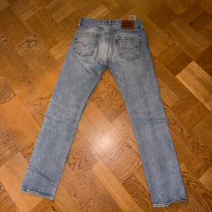 Levi’s jeans 501 - Ljusblåa levis jeans 501, som är i bra skick!