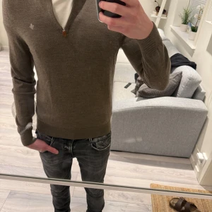 Brun merinoulltröja från Morris - Säljer en stilren brun tröja från Morris i 100% merinoull. Quarter zip i storleken S. Ett halvår gammal som är knappt använd då den är för liten. Ej några defekter. Orginalpris 1800. (182, 64KG)