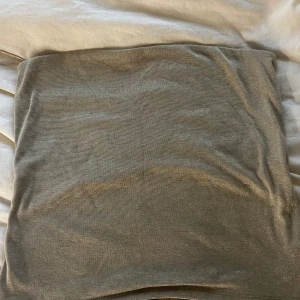 Beige glittrig kjol från Stockh LM Studio - Säljer en stilren beige kjol från Stockh LM Studio med glittrande detaljer. Perfekt för att lägga till lite glamour i din garderob. Kjolen passar perfekt till olika högtider🫶🏻☺️. Ny pris 500kr. Mitt pris 250kr