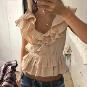 Rosa volangtopp - Säljer en söt rosa topp med volanger. Toppen har en v-ringad design. Köpte den på Plick men använder den aldrig, skulle säga att det är en S/M den passar mig som är en S💞💞🌸