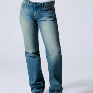 Arrow Low straight Jeans Weekday stl 24/32 Jackpot blue  - Ett par låga jeans med normal passform, raka ben, och lång längd. Dessa jeans är tillverkade av ekologisk bomulls-denim utökade med återvunnen bomull. De har en klassisk 5-ficksdesign och en gylf med dragkedja.  DETALJER Sammansättning Bomull 100% Ytterligare materialinformation Ytterlager: Ekologisk bomull 94%, Återvunnen bomull 6% Skötselråd • Kemtvätt • Endast icke-klorblekmedel vid behov • Torktumling medeltemperatur • Strykning hög temperatur • Maskintvätt 40° • Torktumling medeltemperatur 