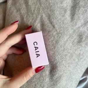 Blush Sweet Swirl från CAIA - Snyggt blush från CAIA i nyansen Sweet Swirl. Ny 