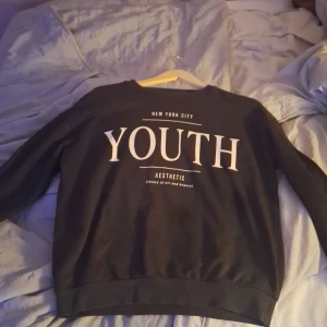 Svart tjocktröja från Kappahl med tryck - Säljer en svart tjocktröja från kappahl i stl 170. Jätte bra skick och aldrig använd. Inga defekter. Kontakta för fler bilder