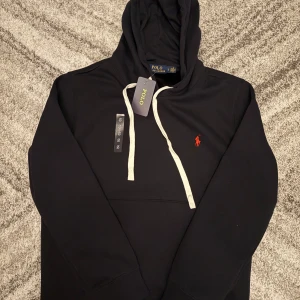 Polo Ralph lauren hoodie  - Oanvänd polo hoodie i storlek S som är rätt i storlek. Inga problem med den som t.ex däckar hål eller märken.