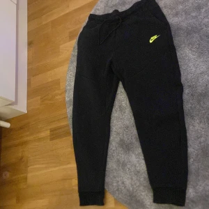 Svarta tech fleech byxor - Säljer ett par svarta  tech fleech byxor från Nike. Perfekta för en avslappnad stil.