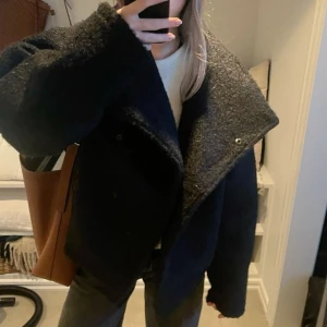 Svart teddyjacka - Säljer denna super fina  jackan . Pga att jag inte haft så mycket annvändning för den. Har knappt anndvänt den. Inte mina bilder💕💕 