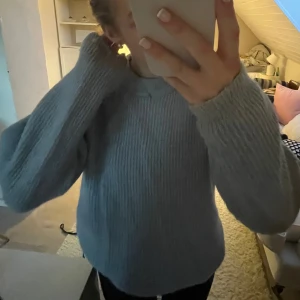 Ljusblå stickad tröja - Ljusblå stickad tröja från Lindex.  38% alpacka så väldigt bra material. Sparsamt använd så i mycket bra skick. Kom med prisförslag!