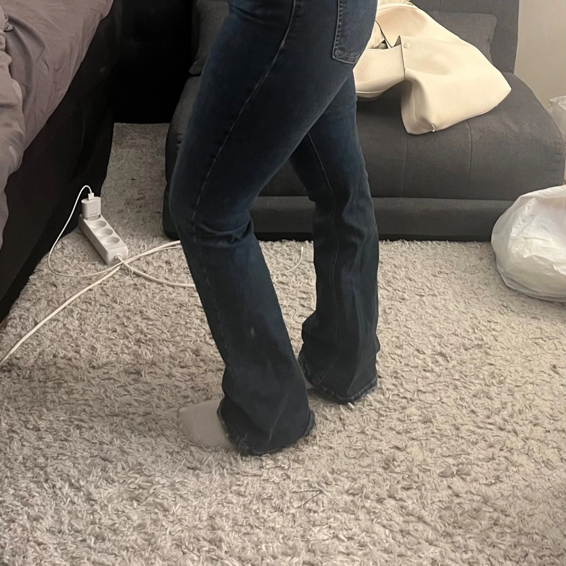 Utsvängda mörkblåa jeans