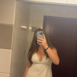 Fin sommar/fest blus från Nelly  - Super fin blus med knyteygg använd en gång och är i fint skick, väldigt liten ljusblå fläck som  inte syns när man har på sig blusen💕