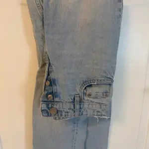 mid waist jeans från zara , fint skick.storlek 34 