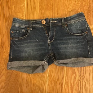 Jättesnygga, mycket lägmidjade jeans shorts  - Jag säljer dessa då jag köpte de i sommars men de va för små och aldrig använda! De är mycket lågmidjade och supersnygga med en snygg detalj på bakfickorna!🥰