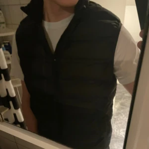 Helt ny zara väst - Helt ny aldrig använt ute! Skön väst från zara! Fick som present men tappa bort kvittot så kan inte skicka tillbaks.