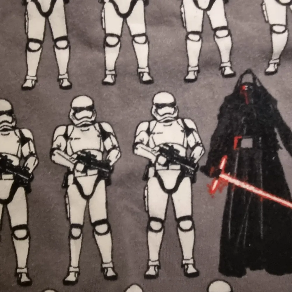 Fin 2 delad starwars pyjamas inköpt på Disney store I USA storlek 128. Övrigt.