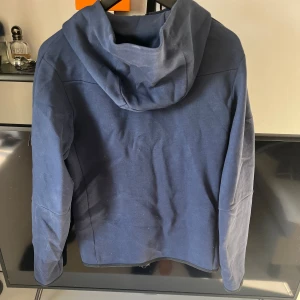 Säljer mitt mörkblå Nikesätt. Inte använt Max två gånger. Hör av dig vi frågor och pris kan diskuteras.  - Mörkblått Nikesätt stolek xs  