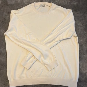 Rundringning finstickad tröja från Mango Man/herr - Väldigt skön och stilig tröja som är creem white. köpte denna för 599, säljer denna för ett pris som rimligt med tanke på att den knappt är använd. Skick 10/10