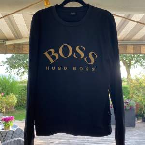 Hugo boss tröja i storlek S, använt skick men ändå en fin tröja 