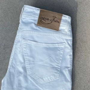 Jacob Cohen jeans  - Tja! Säljer dessa sjukt snygga vita Jacob Cohen i stolek 32, passformen heter 625 men sitter lika dant som 622 vilket är slim, skick 9/10 knappt använda, nypris 6000, hör av er vid funderingar, pris kan diskuteras vid snabb affär 