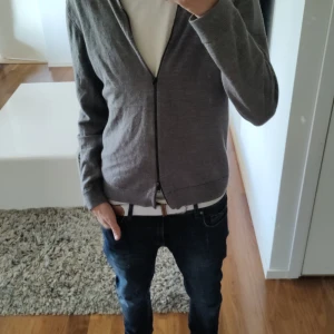 J.Lindeberg full zip - Fet, najs, trendig J.Lindeberg full zip I bekvämt merinoull🔥 Skick 8/10 Ända grejen är att en dragkedja grej har pajjat (bild 4) Annars är den top skick. Nypris 2500 och mitt pris 490. Passar dig som är 170-178. Pris går att diskutera🔥