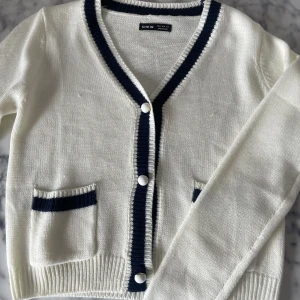 Cardigan med knappar - Cardigan i väldigt bra skick 