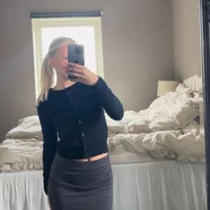 Blå kofta  - En söt blå kofta, storlek S men den är lite liten i storleken så skulle säga en XS