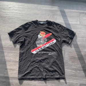 Polo Bear By Ralph Lauren T-Shirt - Fet snowboard tisha🏂 Används ej längre, och användes Alderholmen särkilt mycket heller så skicket är 8/10. Nypris var över 1000:-, mitt är 250😁