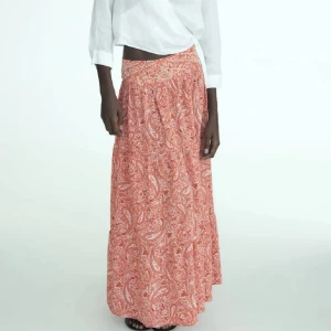 Lång kjol från zara - Skit snygg kjol som bara inte kommer till användning🙌🏼 från zara i M 