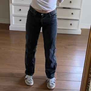 Mörkgrå jeans - Ett par jeans ifrån Gina! De är för kortare personer, jag är 156cm o de sitter bra på mig🩶