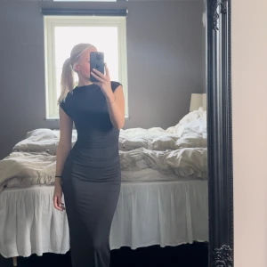 Gina  - Fint sett från Gina!!!! De går också att köpa styckvis,  Topp för 100kr  Skjol för 150kr  Eller hela setet för 250kr