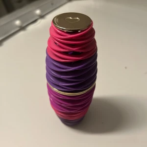 Justin Bieber parfym  - En helt ny Justin bieber parfym köpt på kicks som endast är testad. Köptes för länge sen och är inget jag använder då jag har en massa andra parfymer. Luktar jätte gott och heter girlfriend. Köptes för 299:-