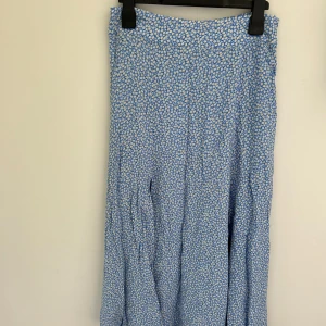 Blommig kjol - Blommig midi kjol med slits 